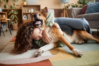 犬を抱きしめる女性