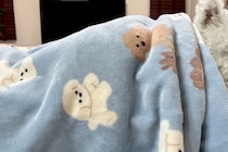 実家に犬を預けた結果→『寂しがっているかな』と思ったら、寝かしつけられていて…本当の孫のような『表情』に4万いいね「人みたい」「尊すぎ」