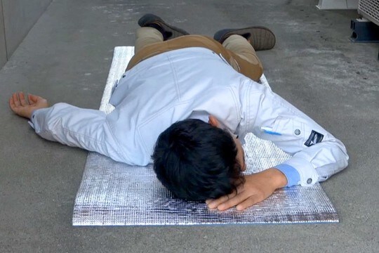 『苦しみながら倒れたら、子犬は助けてくれるのか?』検証→心配してくれたと思いきや…まさかの展開に爆笑「笑い止まらんw」「吉本新喜劇で草」