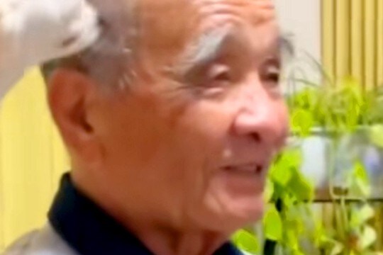 おじいちゃんと『男性嫌いな犬』を会わせてみた結果→『嫌がるかな』と思いきや…想定外すぎる『まさかの光景』に爆笑「美味しそうやんww」