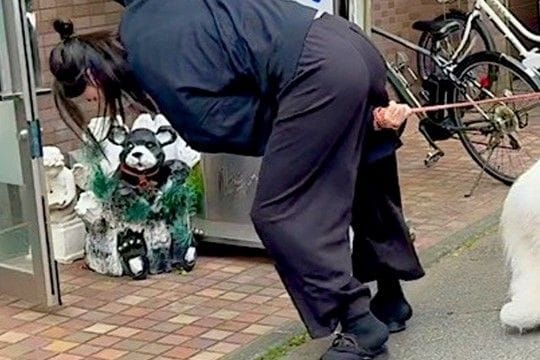 病院が大嫌いな超大型犬→ドアを開けようとした瞬間、ビビってしまい…コントのような『まさかの光景』が74万再生「必死ｗｗ」「フェイント草」