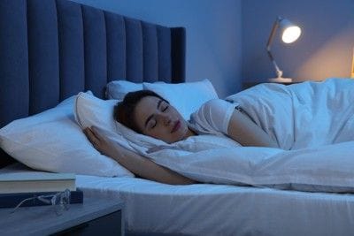ベッドで眠る女性