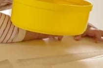 赤ちゃんが『ラブラドールに育てられた』結果→水を飲むときに…『完全に犬になってしまった光景』が26万再生「英才教育」「可愛い」現在の姿も