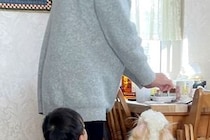 納豆を開けたら近づいてきた男の子と犬→まるで肩を組んでいるように…マブダチ感がすごい光景が120万表示「たまらん」「同じ背丈で可愛すぎ」