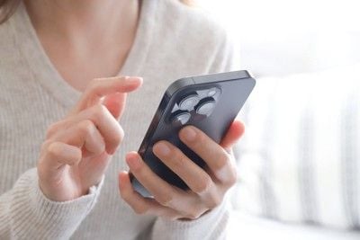 スマホを操作する