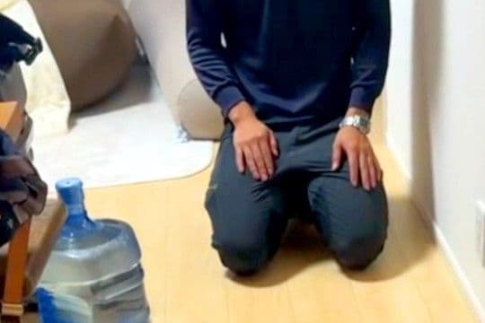 犬が『夫に叱られてしまった』結果→反省しながら『大好き』が溢れてしまい…許さざるを得ない光景が108万再生「シャコタンで草」「可愛すぎ」