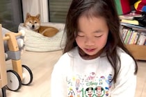6歳の女の子に『叱るフリ』をした結果→近くにいた犬が勘違いをして…放っておけなくて見せた『健気な行動』が13万再生「最高の姉」「可愛い」