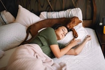 犬が『飼い主の近くで寝る』心理4選　眠る位置から分かる愛犬の本音や注意点まで解説