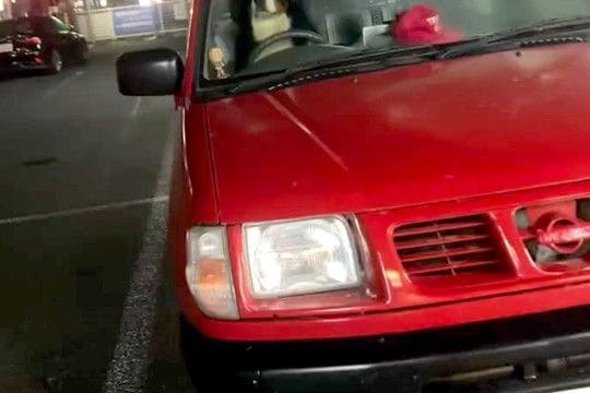 モスバーガーで買い物中『大型犬に車で待ってもらった』結果→戻ると『運転席』にいて…まさかの『違和感が無さすぎる光景』に12万再生の反響