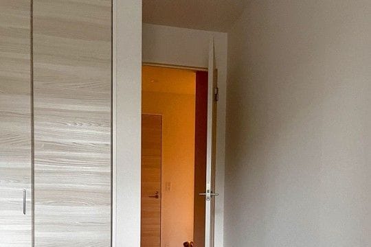 早朝5時、ドアの向こうから視線を感じて起き上がると…絶対に無視できない『無言の圧』に1万いいね集まる「ひょっこり可愛い」「ご飯よこせｗ」