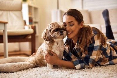 女性と犬