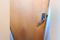 トイレをしていたら、なぜかドアが開いて…まさかの『大型犬が入り込んでくる光景』が人間すぎると反響「着ぐるみ？ｗ」「ちゃんと閉めるの偉い」