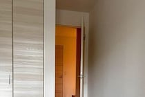 早朝5時、ドアの向こうから視線を感じて起き上がると…絶対に無視できない『無言の圧』に1万いいね集まる「ひょっこり可愛い」「ご飯よこせｗ」