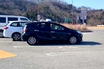車の運転中、トイレのためパーキングに寄った結果→戻ると大型犬が『運転席』にいて…まさかの光景が11万再生「カッコよくて草」「運転しそう」