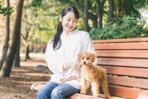 犬が『他人に興味を持つ』心理4選　飼い主以外の人に寄っていく理由や注意点まで