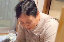 実家に『犬と一緒に帰省した』結果→ふと覗くと、『動物が苦手なおばあちゃん』が…愛おしすぎる光景に反響「好きって言ってる」「可愛いふたり」
