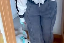 散歩未経験の大型犬パピー→『家の中で練習しようとした』結果…まさかの『やる気が無さすぎる光景』が41万再生「ぬいぐるみｗ」「無抵抗で草」