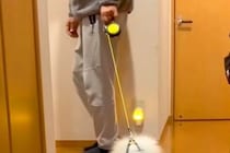 散歩の練習で『子犬にリードを装着した』結果→歩こうとしないので、引っ張ると…まさかの『モップ化』に反響「どこで買えますか？」「可愛いｗ」