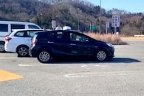 車の運転中、トイレのためパーキングに寄った結果→戻ると大型犬が『運転席』にいて…まさかの光景が11万再生「カッコよくて草」「運転しそう」