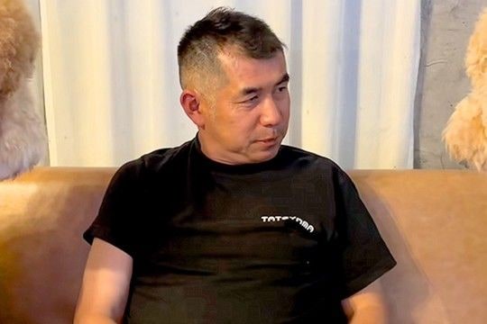 なぜかお父さんを見つめる2頭の大型犬→交互に眺めていたら…『大きなぬいぐるみ』にしか見えない光景が16万再生「可愛すぎ」「たまらん」