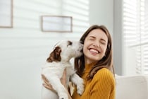 犬が『飼い主の帰宅を喜ぶ』理由4つ　大興奮でお迎えするのはなぜ？注意点まで解説