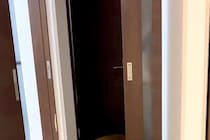 トイレから『出してくれー！』と妻の叫び声が聞こえたので、慌てて見に行った結果→『まさかの光景』に爆笑続々「顔がｗｗ」「守ってたんだね」