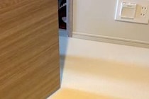 トイレをしていたら『犬のご飯の時間』を過ぎてしまった飼い主→ドアの向こうから…あまりにも尊い『催促』が84万再生「ぬいぐるみかと思った」