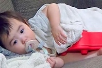 熱を出してしまった赤ちゃん→2頭の大型犬が、心配をして…大好きなのが伝わる『尊い光景』に反響「カッコいい護衛」「なんでこんな優しいの」