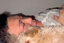 出張から帰ったお父さん→嬉しくなった犬が、夜にお布団で…幸せが溢れ出てしまった『尊すぎる表情』に絶賛「愛おしすぎる」「羨ましいです…」