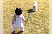 歩けるようになった赤ちゃんが『犬の散歩』に挑戦した結果→確かめるように振り返り…尊すぎる光景に反響「涙出た」「可愛いが可愛いを引いてる」