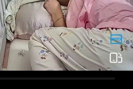 泥酔状態で帰宅した女性→朝起きたら『犬のケージの中』で…カメラが捉えた『衝撃の光景』に反響「どっちも可愛すぎw」「一緒に寝たかったんだ」