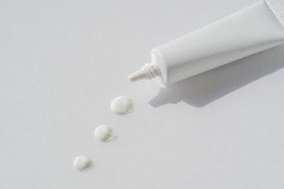 白いチューブ、白いクリーム