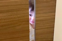 生まれた瞬間から犬と育った赤ちゃん→朝の散歩から帰ると、ドアの向こうで…あまりにも尊い光景が26万再生「仲良しで素敵」「見つめ合ってる」
