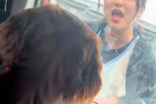 犬と一緒に『車で娘をお迎えに行った』結果→姿を見つけた瞬間に…家族愛にあふれた『熱烈大歓迎』が14万再生「喜び大爆発」「羨ましくなる」