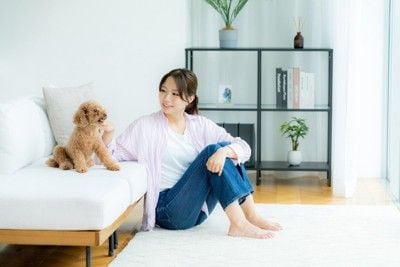 室内でくつろぐ女性と犬