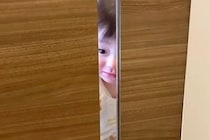 生まれた瞬間から犬と育った赤ちゃん→朝の散歩から帰ると、ドアの向こうで…あまりにも尊い光景が26万再生「仲良しで素敵」「見つめ合ってる」