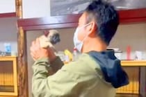 愛犬が亡くなり、ずっと元気がない父親→家族が内緒で『子犬』を飼った結果…涙あふれる『ふたりの記録』が46万再生「素敵なご家族」「泣いた」