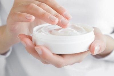 白い丸い容器、白いクリーム