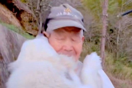 ご近所の『一人暮らしのおじいちゃん』と遭遇した超大型犬→大好きが溢れて…あまりにも尊い『ふたりのやり取り』に反響「優しい」「セラピスト」