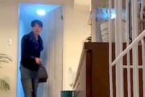 父に内緒で『子犬』をお迎え→帰宅した瞬間…隠しカメラが捉えた『100点満点のリアクション』に反響「お父さんもワンちゃんも可愛い」「素敵」