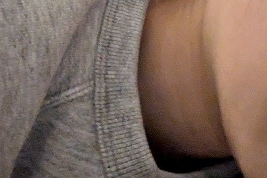 夜中、寝落ちしてたらズシッと重みを感じた女性→恐る恐る『スマホで撮影した』結果…『まさかの光景』に2万いいね「羨ましい」「幸せなホラー」