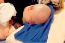 パパの枕にタオルを敷いた結果→なぜか犬が大急ぎでやってきて…まさかの『無慈悲すぎる行動』に3万いいね「想像以上の激しさだったｗ」と爆笑