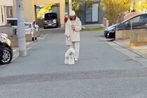 4日ぶりに犬と会うので『帽子とマスクで顔を隠してみた』結果→『気付くかな』と目の前を通ったら…素敵な光景が15万再生「愛に溢れてる」