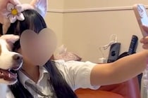 高校生の女の子に育てられた犬→スマホカメラを向けられると…？まさかの『完全に女子校生』な光景が86万再生「バリ可愛い」「違和感なくて草」