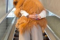 超ビビりな『24キロの大型犬』→エスカレーターを怖がるので、仕方なくおんぶして…まるで『子どものような光景』が65万再生「たまらん可愛さ」