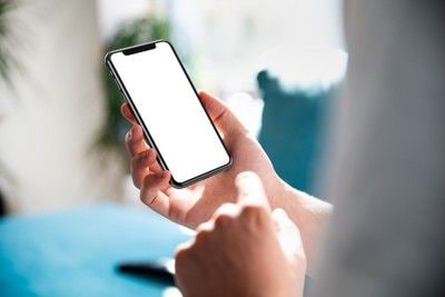 スマホを使う手元