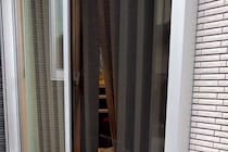 買い物に行くため家を出た結果→ふと窓際を見ると、犬が『カーテンの隙間』から…外出をためらう『まさかの光景』に反響「涙出たｗ」「可愛い」