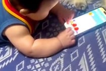 『やけに赤ちゃんと犬が静かだな』と思い、様子を見に行った結果→ふたりで『スマホゲーム』を…尊すぎる光景に絶賛「優しい世界」「可愛すぎ」
