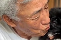 75歳のおじいちゃんが『生後2ヶ月の赤ちゃん犬』と出会った結果→あまりにも尊い『初対面のご挨拶』に絶賛「ふたりとも可愛い」「メロメロｗ」