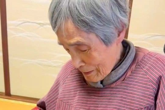 歳の差89歳『おばあちゃんと赤ちゃん犬』の初対面→とんでもなく尊い『ふたりのやり取り』に反響 いつまでも見ていたい光景に思わずほっこり